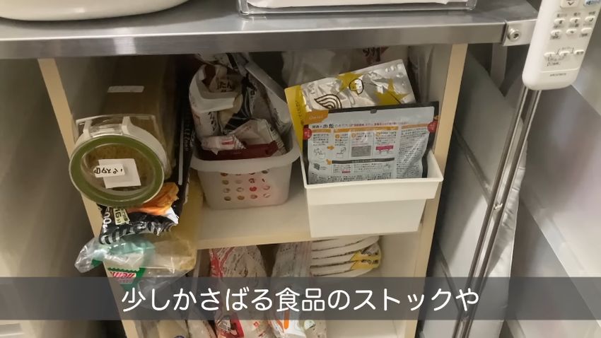 納戸内で食料品などをしまうのに使っているカラーボックス