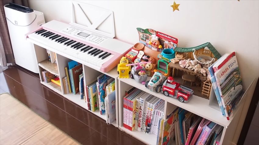 おもちゃを上に置き、ボックス内には絵本を置いたカラーボックス