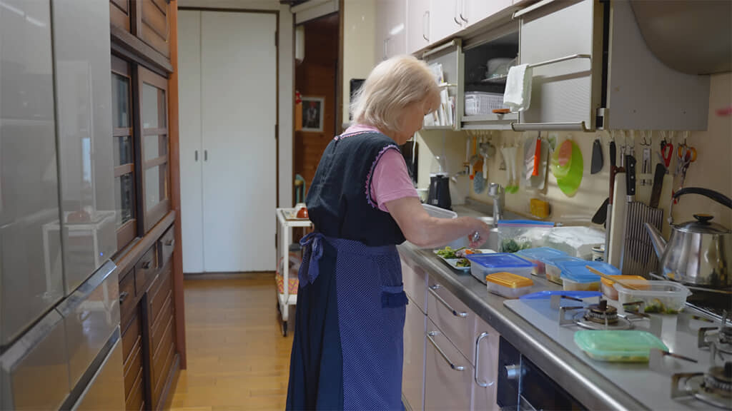 朝ごはんの支度をします