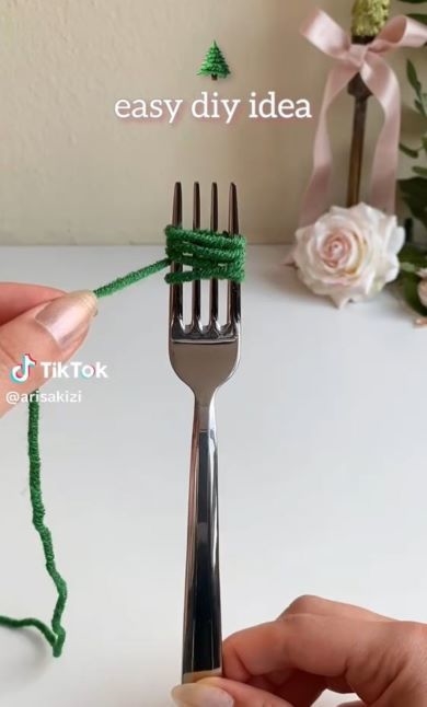 フォークに毛糸を巻き付けていくと……（※画像はTikTokアカウント／@arisakiziから）