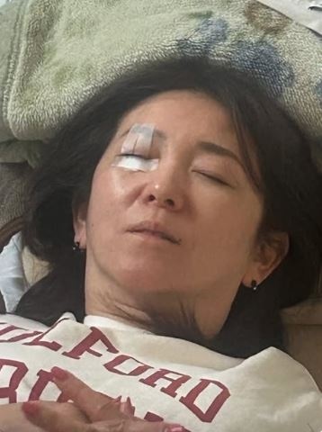 寝てるママにアイテープ！