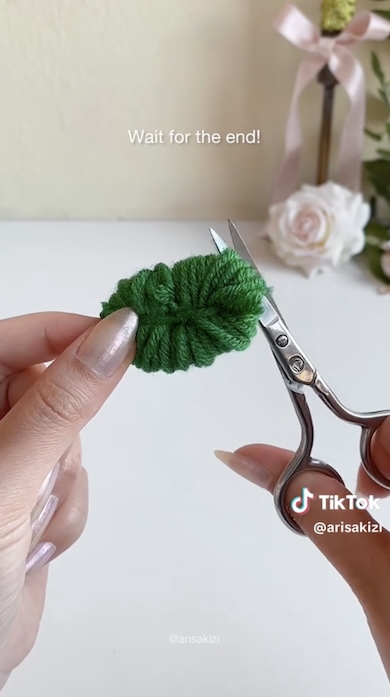 ループのところをハサミでカット（※画像はTikTokアカウント／@arisakiziから）