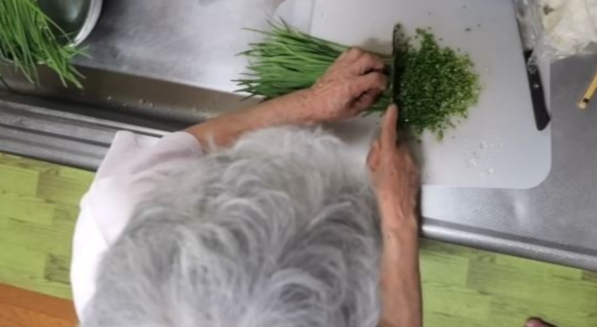 「見習うことが多いです」　81歳一人暮らしの祖母が、40年間作り続ける特製ニラ餃子　家庭的なレシピに「美味しそうで食べてみたい」（1/3） | ライフスタイル ねとらぼ