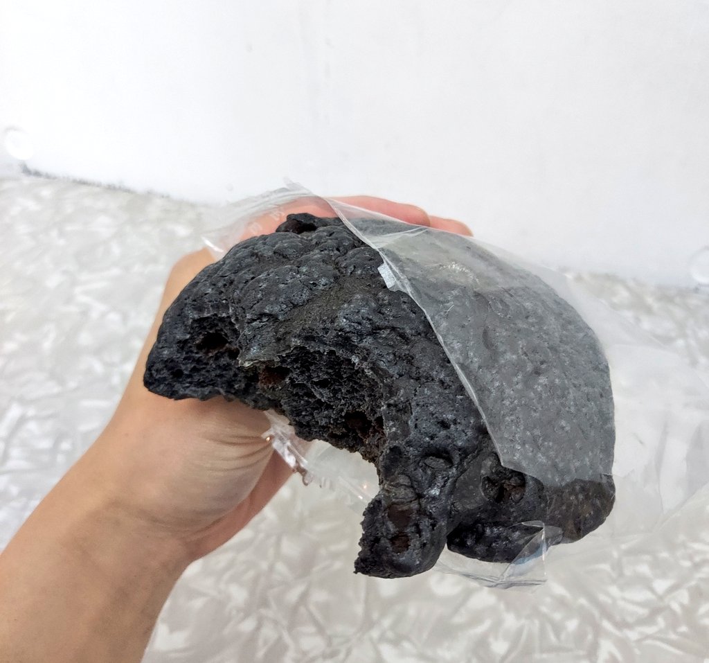 真っ黒なセブンのブラックメロンパン