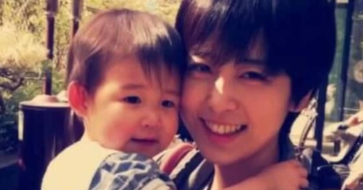 ほっぺをくっつけるママと娘→12年後……「えっ」「ちょっと待って」　目を疑う“衝撃の姿”が1570万再生【2025年11月人気記事】（1/2） | 育児 ねとらぼ