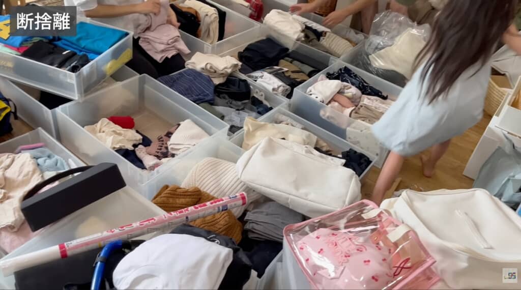 リビングに出し切った服や物を断捨離します！