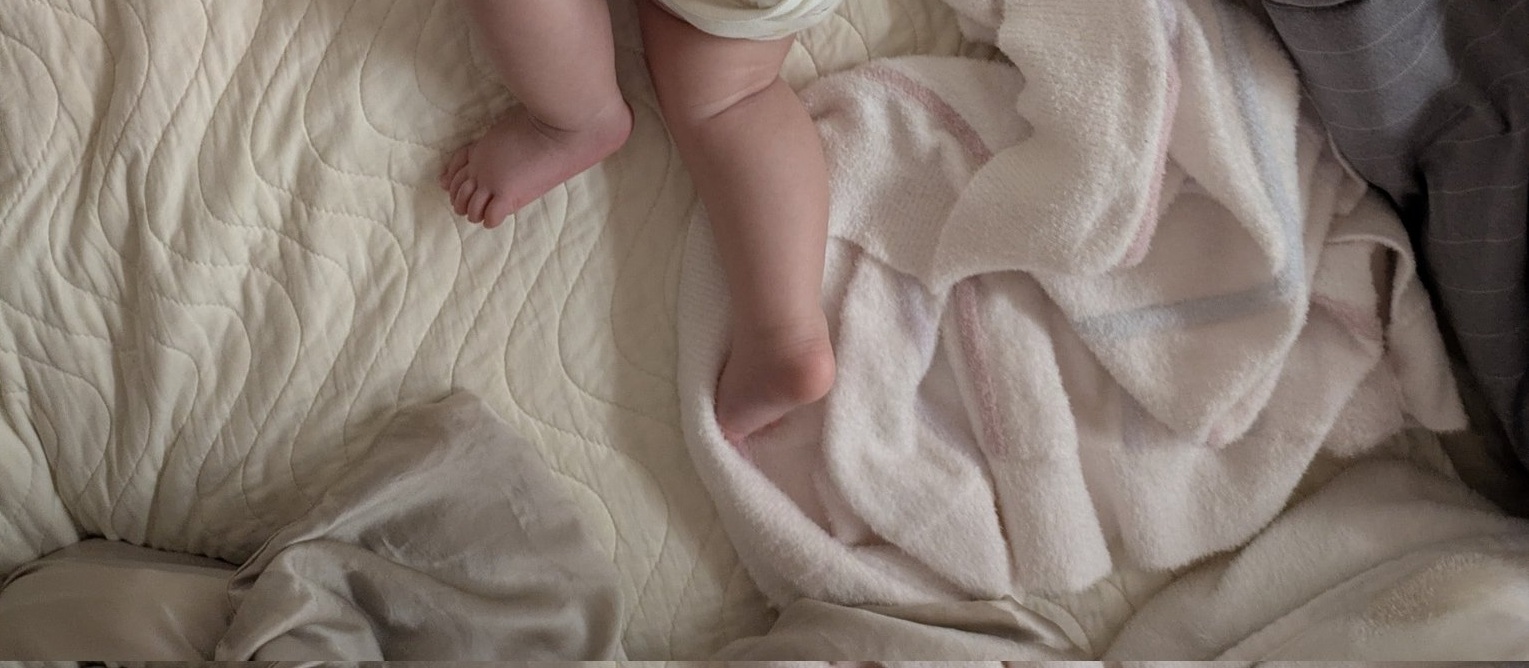 5カ月赤ちゃんの寝相をふと見ると……「あまりにもマリオ」　180万表示のまさかの姿に「最高」「こゆのばっか見たい笑」（1/3） | 育児 ねとらぼ