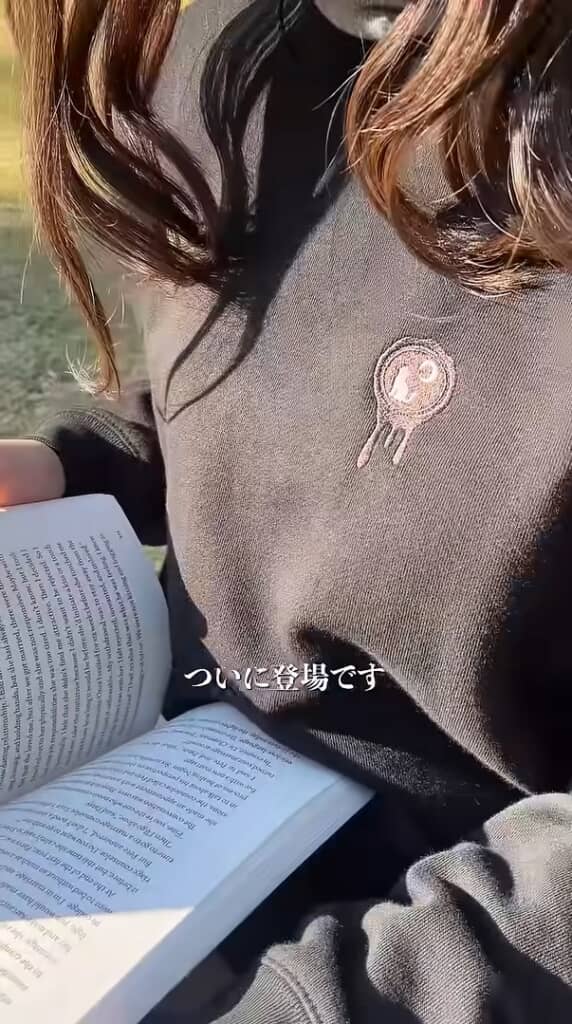 （5/5）グレーのスウェットに、猫と三日月のシーリングスタンプ風刺しゅうがおしゃれ！