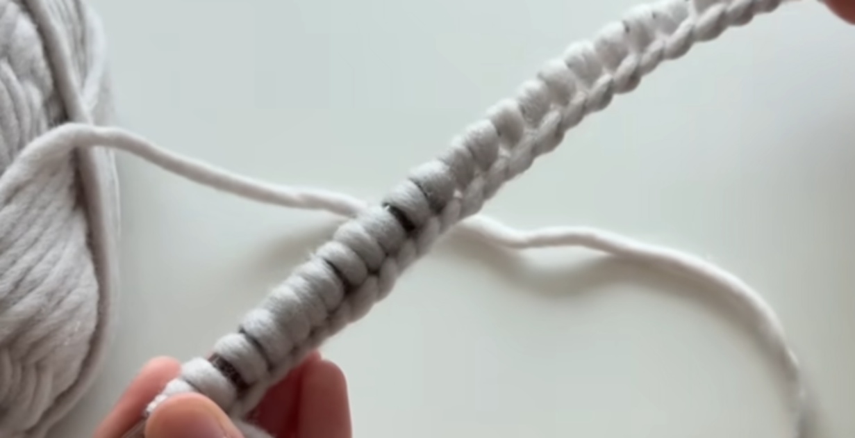 太い毛糸をコツコツ編み進めていくと……　家で使えるおしゃれアイテムに「すごく作ってみたい」「かわいい！」【海外】（1/3） | 編み物 ねとらぼ