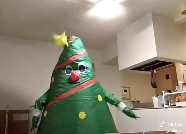 先端がシーリングファンに直撃