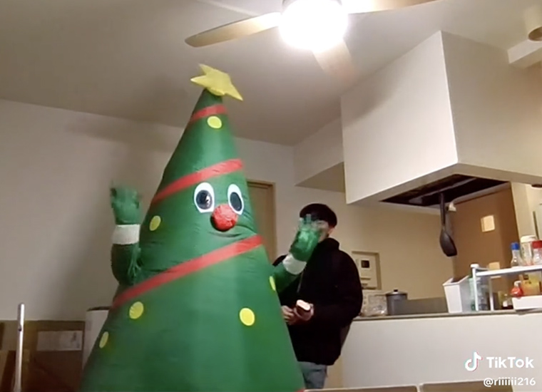 うれしそうに手をふりふり