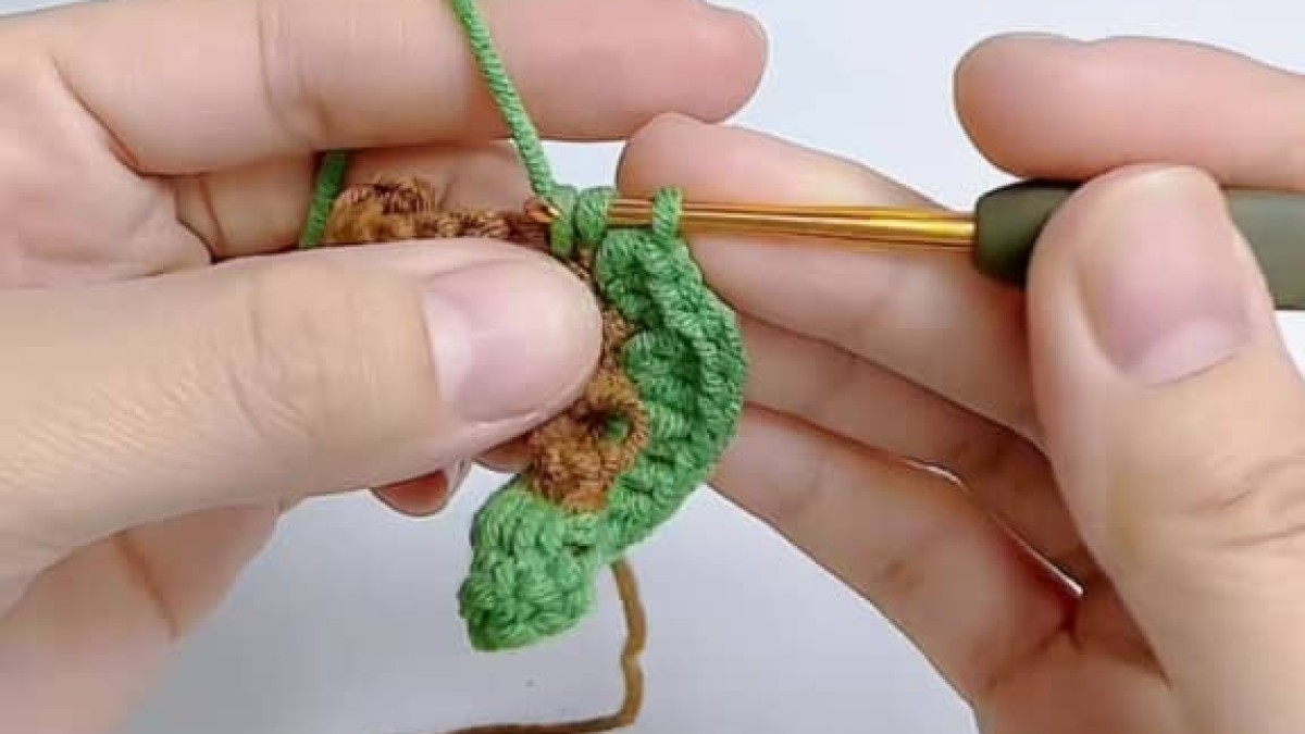 緑と茶色の毛糸を、ひたすら真っすぐ鎖編みしていくと……「作ってみたよ！」「これ大好き」　季節にぴったりな“クルクル”アイテムに反響【海外】（1/4） | 編み物 ねとらぼ