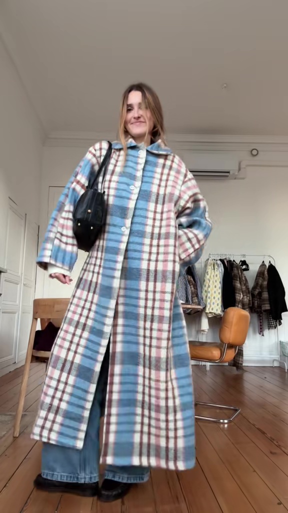 完成したロングコートを着ている人物の全身写真