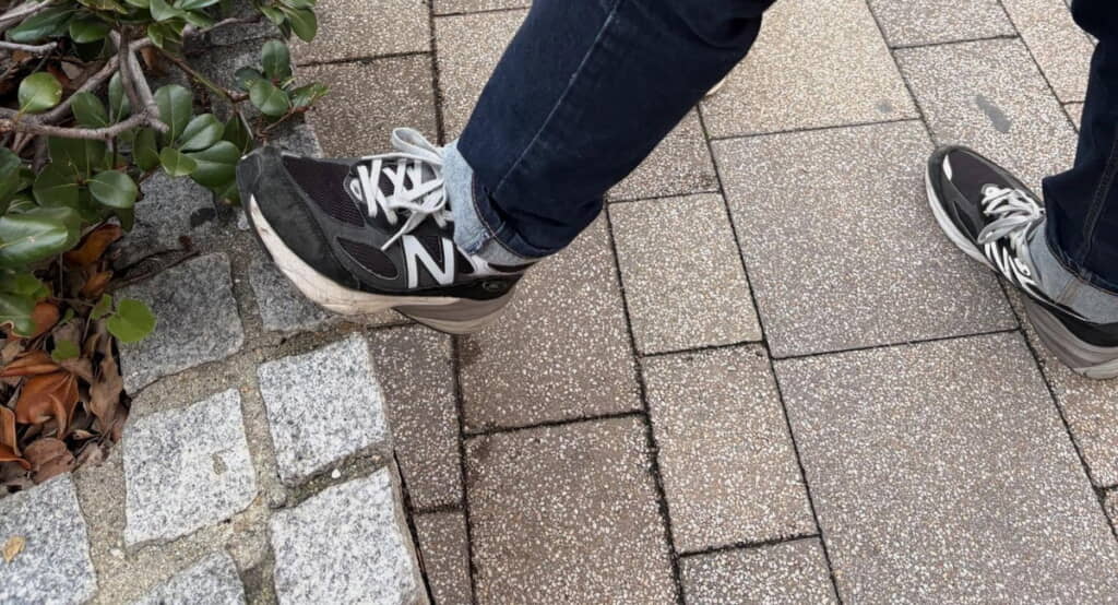 パパが敷石に足をかけたら……