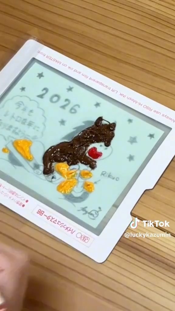 版の部位ごとに各色のインクをたっぷり