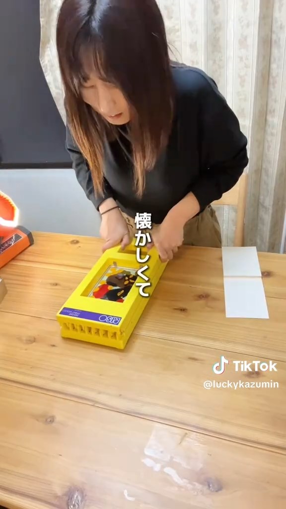 年賀はがきをギュッと挟めば……