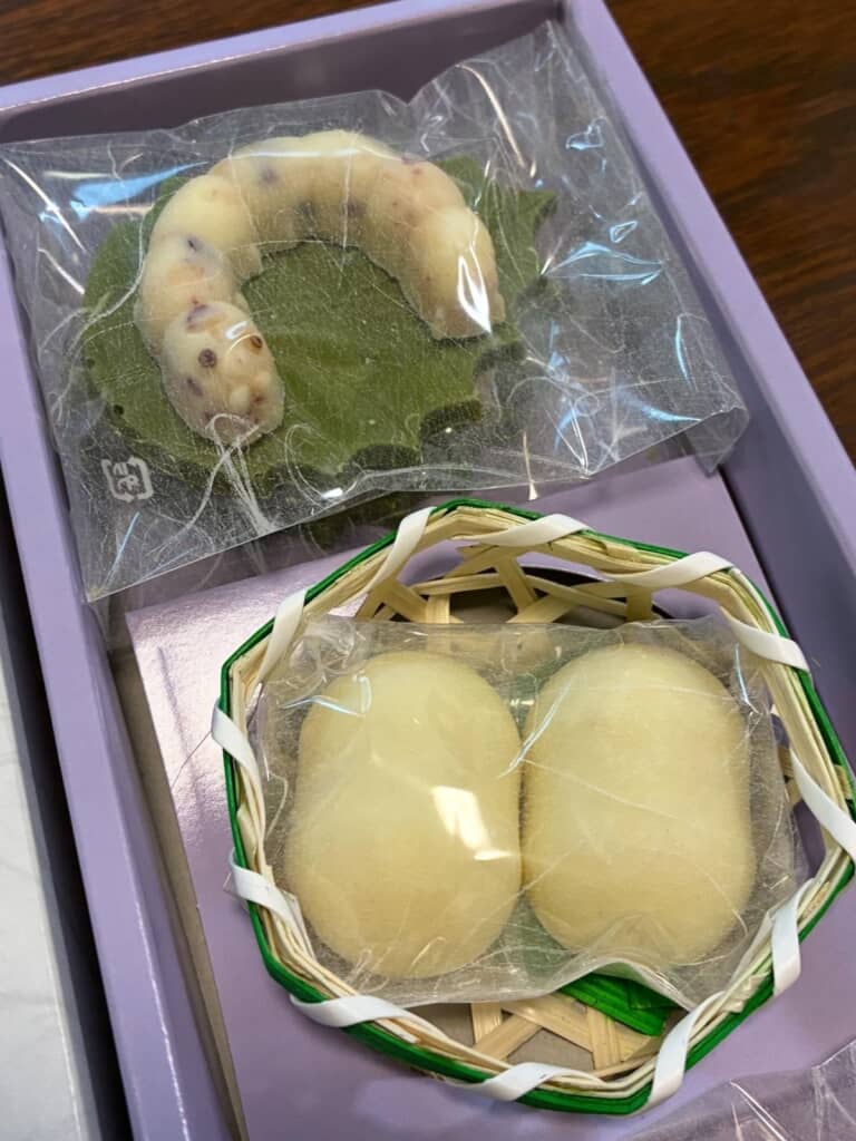 2個で1セットな繭形チョコと材料にクランベリーも使われている幼虫形チョコ