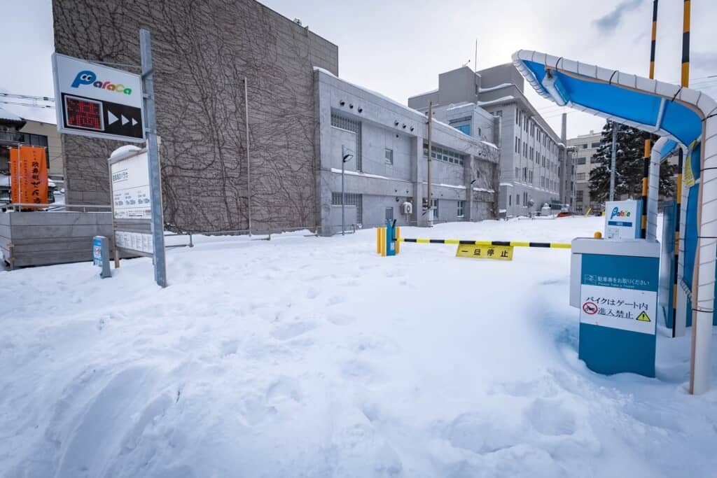 積雪のせいで満車表示に！
