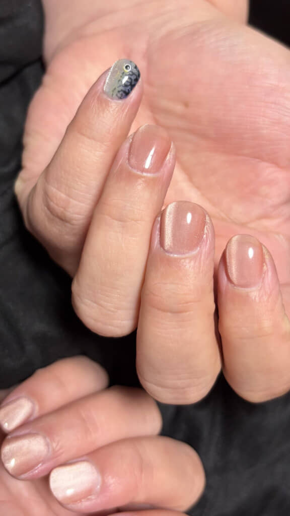 小指以外はシンプルなネイルだけど……