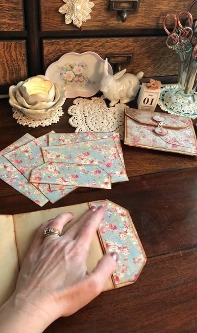 厚紙を貼ります（※画像はTikTokアカウント／@the_vintage_journalから）