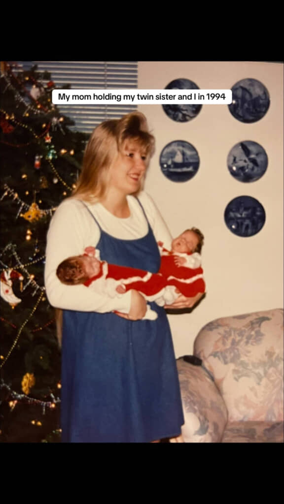 双子姉妹を抱っこする、31年前の母