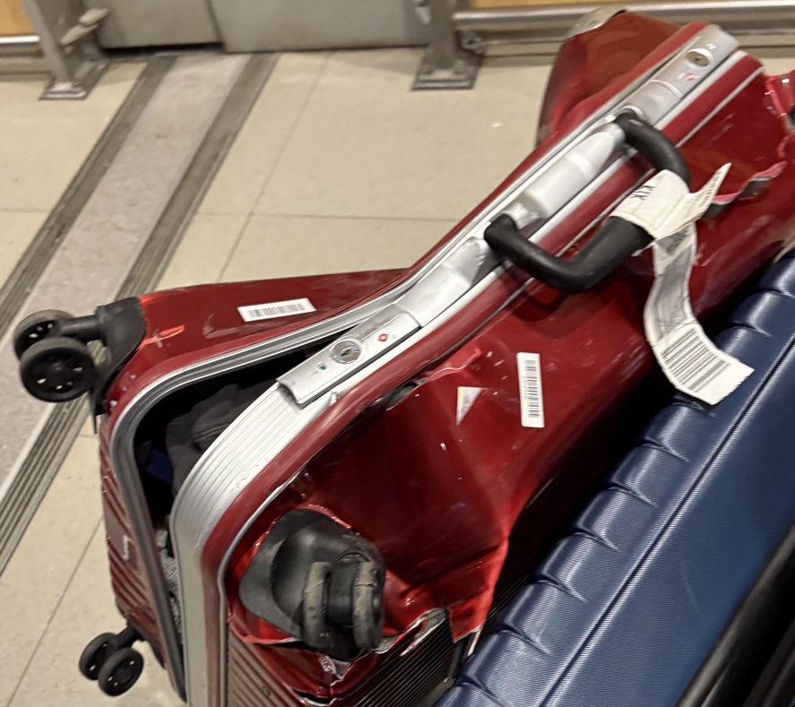 多少無造作に扱ってもこうはならないであろうへこみ方