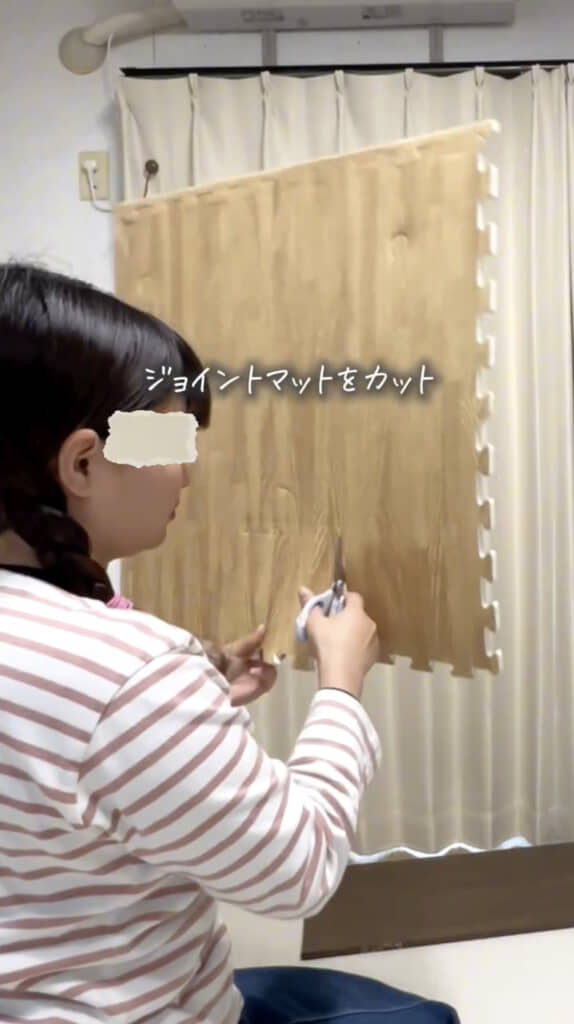 木材に合わせてジョイントマットをカット