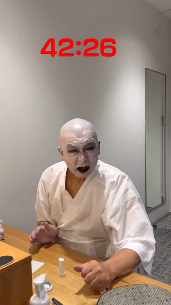 約40分で鈴木さんの人間椅子メイク完成！