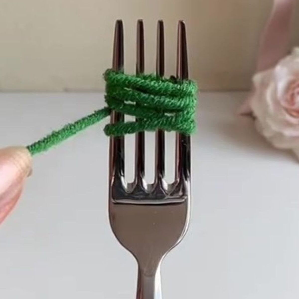 フォークに“毛糸”を巻き付けていくと……　冬にピッタリなアイテムが完成　「とってもかわいい！」と200万再生【海外ハンドメイド記事まとめ】（1/3） | ハンドメイド ねとらぼ
