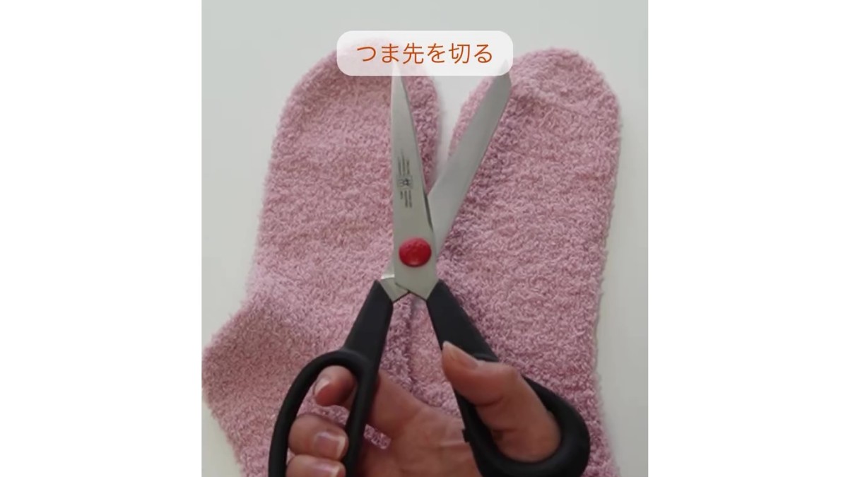 100均で買った大人用の靴下、つま先をカットして……　10分で完成する“子ども用アイテム”に「アイデア素晴らしい」「簡単ですね」（1/2） | ハンドメイド ねとらぼ