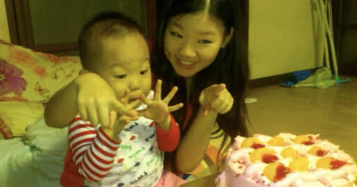 19歳ママと、ケーキに驚く3歳息子→14年後……「泣いてる」　同じポーズで撮った“現在の姿”が970万再生「本当に立派」【海外家族記事3選】（1/2） | ライフスタイル ねとらぼ