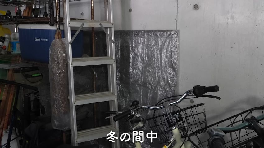 袋に包んだ状態で保管されている網戸