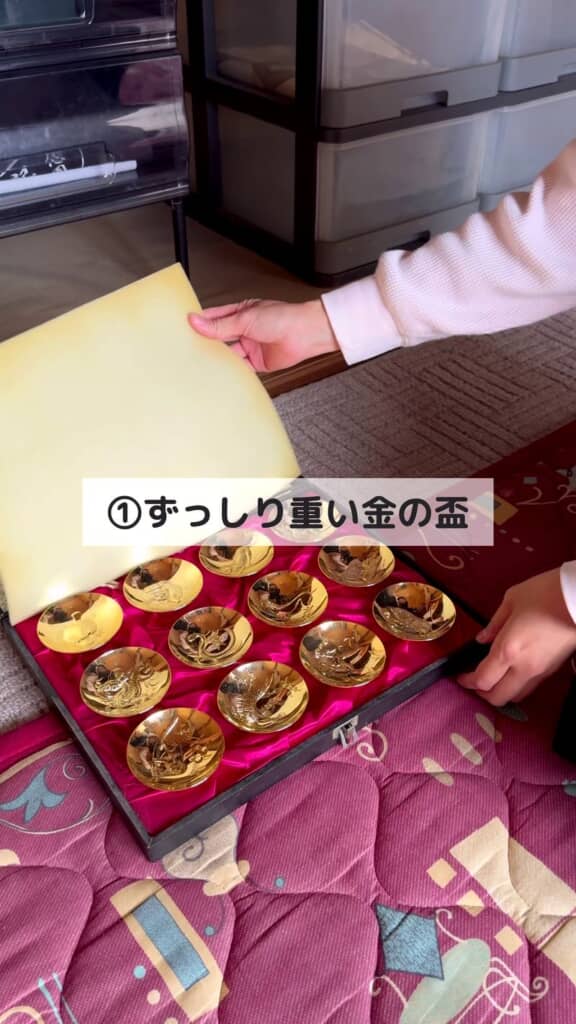 箱の中に入っていた複数の金の盃