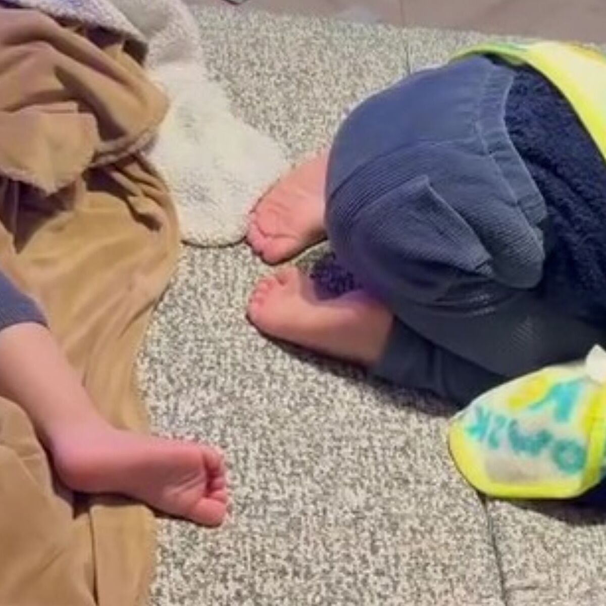 夫に「子どもたち起こして！」と頼んだら、爆音が鳴り響き……　妻絶句の光景に「笑った」「大喜利大会じゃないねん！」 | 育児 ねとらぼ