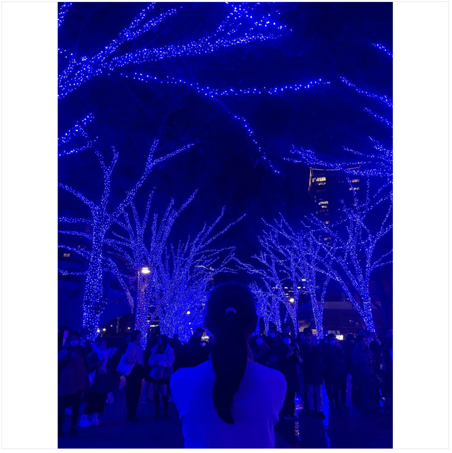 後ろ姿の麗禾さん（画像引用：市川團十郎オフィシャルブログ）