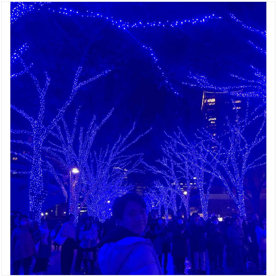 イルミネーションを楽しむ勸玄さん（画像引用：市川團十郎オフィシャルブログ）