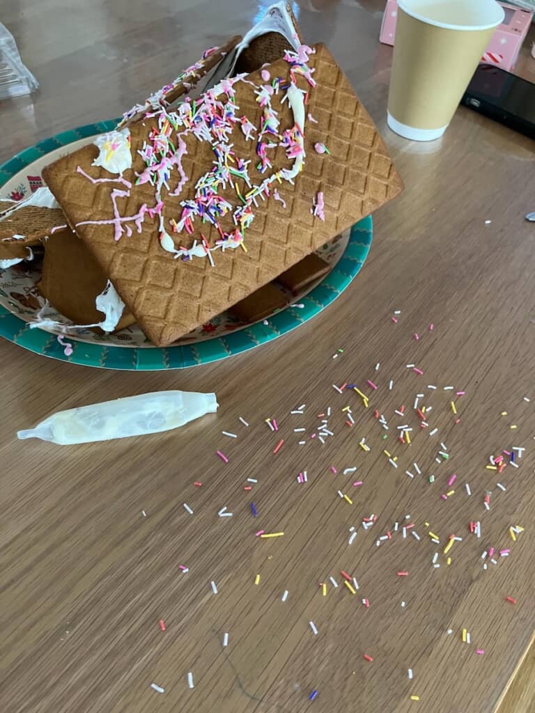 カラースプレーで飾り付けるも、こぼれてしまいました