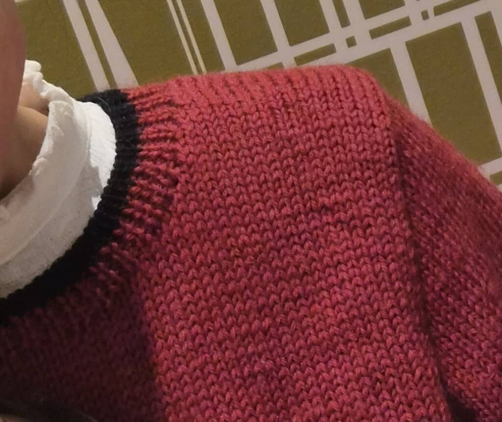 妻が着ているセーターをよく見ると……