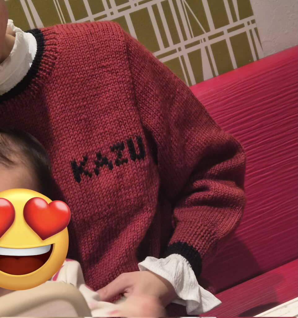 胸に「KAZU」の文字