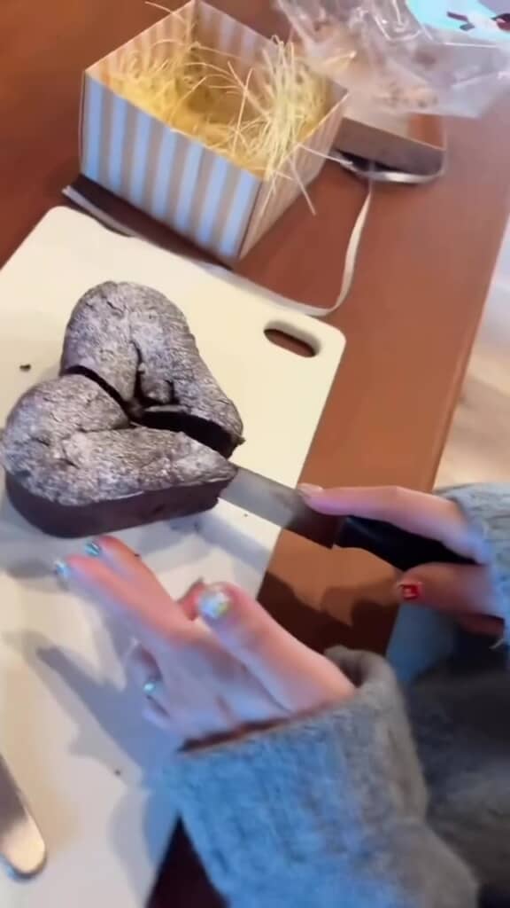 ケーキをカットする破天荒さん