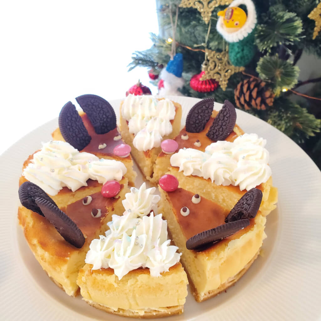 デコレーションして完成したチーズケーキ。トナカイがかわいい！