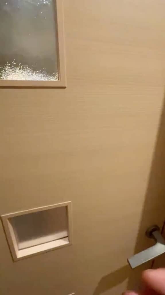 ドアを開けると……