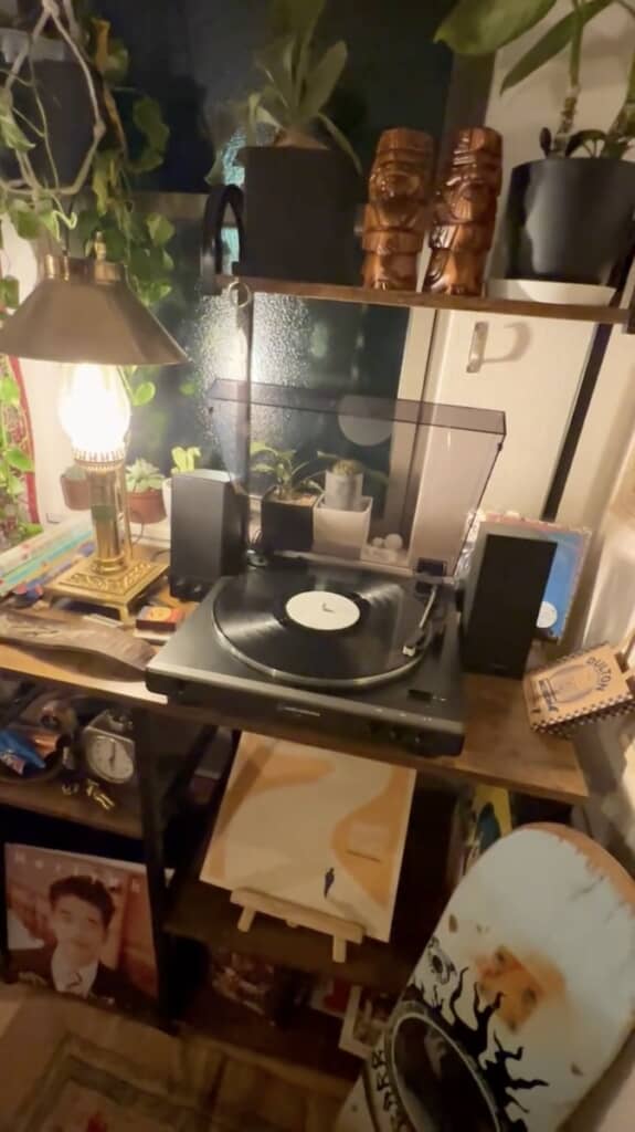 レコードプレーヤーやランプが置かれ、レトロな雰囲気に