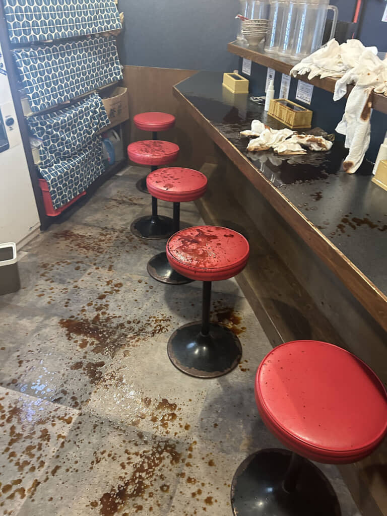 赤黒い飛散物がいっぱいで、怖い想像をせざるを得ない