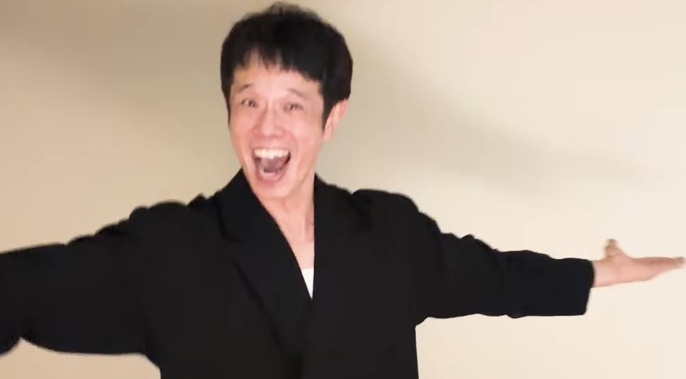 笑顔で踊る庄司さん（画像は庄司智春公式YouTubeチャンネルから）