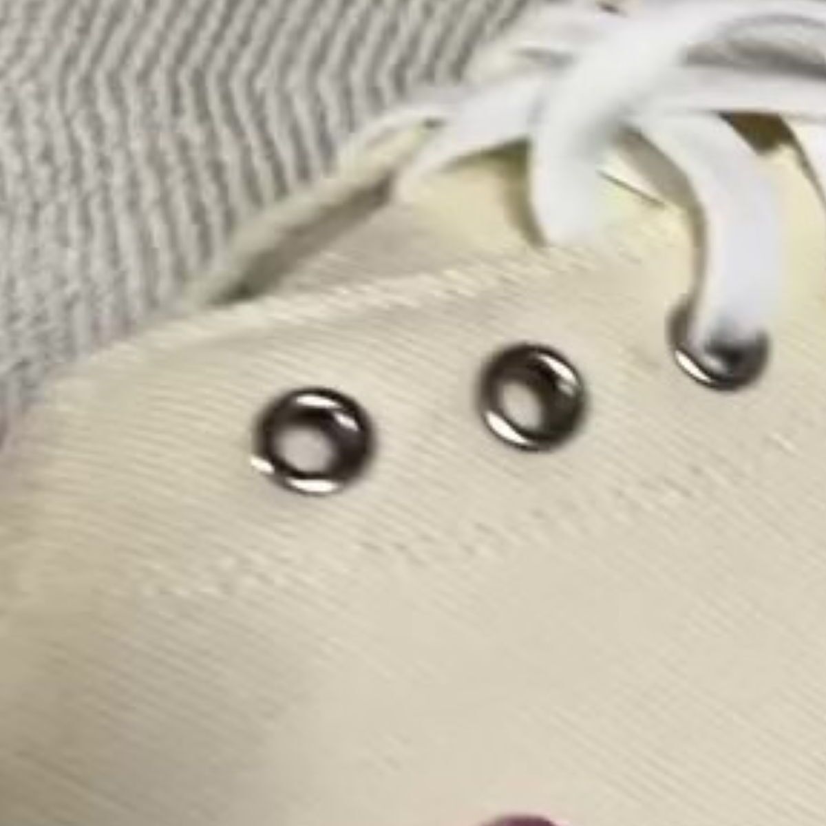 ネットで買った5060円の靴→「やけに軽いな」と開けたら……　まさかの仕様に「どう履けと？笑」「初めて見た」 | ライフスタイル ねとらぼ