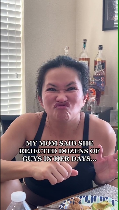 かわいい変顔を見せるお母さん（※画像はTikTokアカウント／@kaylakosugaから）