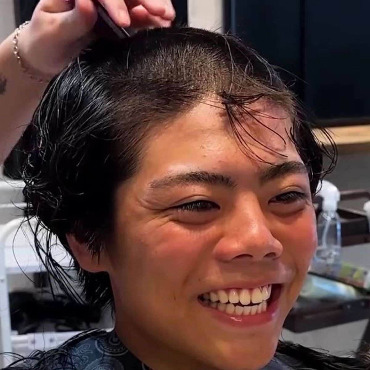 美容室で途中、落ち武者スタイルになるも……　まさかの仕上がりに「断然こっちがいい！」「イケメンすぎる」と500万再生 | 美容 ねとらぼ