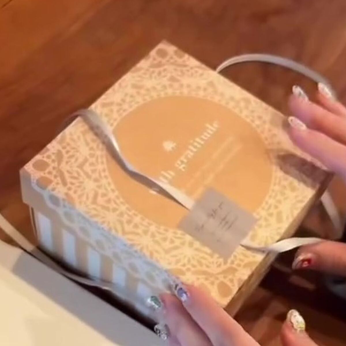 10年前に注文したケーキがやっと到着→ウキウキで開けたら……　「こんなことあるんや！」驚きの中身が300万再生（1/3） | ライフスタイル ねとらぼ