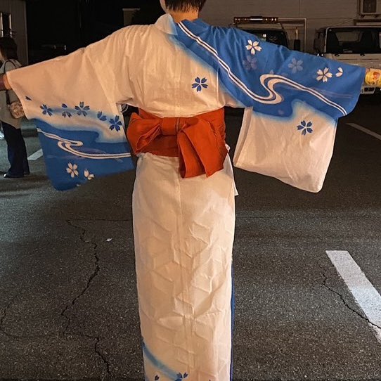 落ち着いたデザインの浴衣が……